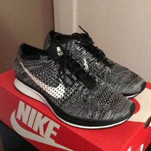 Nike Flyknit Racer (Oreo) Sz. 9